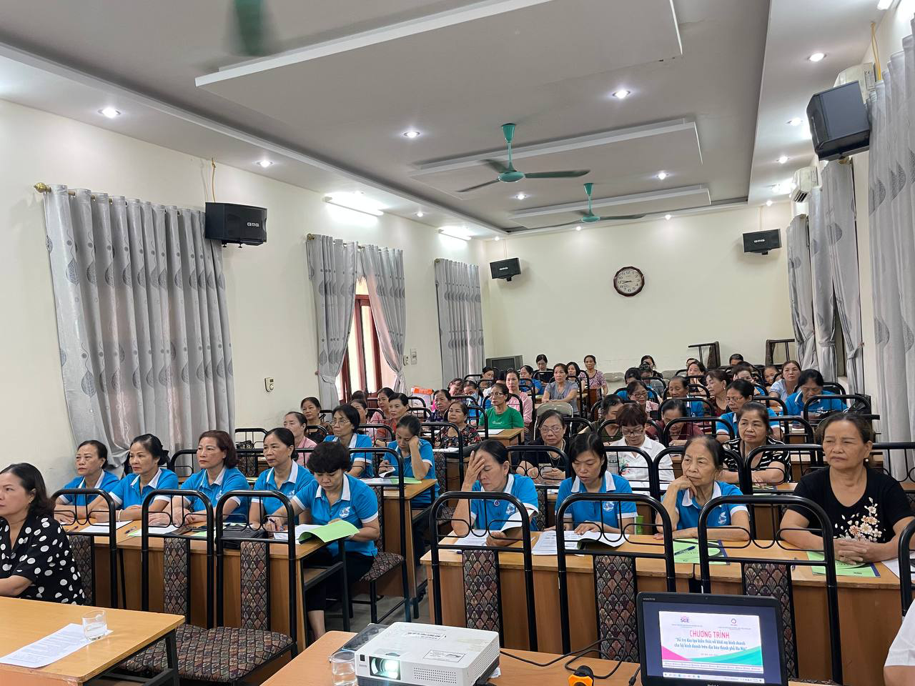 Ngày 01/07/2024, Trung tâm hỗ trợ DN Hà Nội, Sở Kế hoạch và Đầu tư TP Hà Nội phối hợp cùng Viện Đào tạo và Phát triển quản lý DVL EDU tổ chức khai giảng lớp Bồi dưỡng kiến thức cho các hộ kinh doanh trên địa bàn thành phố Hà Nội năm 2024 tại Hội trường Khối Dân vận thị xã Sơn Tây, Thành phố Hà Nội.
