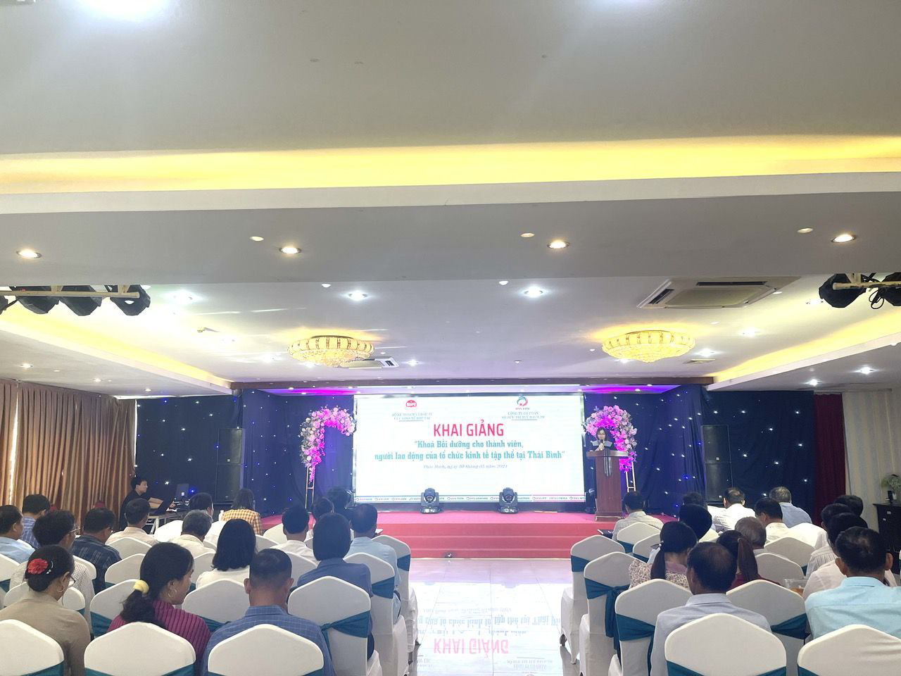 Tham gia khai giảng khoá học có sự hiện diện của Ông Nguyễn Văn Phong – Chuyên viên Cục Kinh tế hợp tác, Bộ Kế hoạch và Đầu tư, Ông Ngô Gia Hồng Đức - Giám đốc Trung tâm Tư vấn Hỗ trợ hợp tác xã thuộc Liên minh Hợp tác xã tỉnh Quảng Bình, Giảng viên: Tiến sĩ Phan Thị Thu Hằng - Giảng viên Học viện DVL EDU và các Anh/Chị học viên là các doanh nghiệp trên địa bàn Thành phố Hồ Chí Minh
